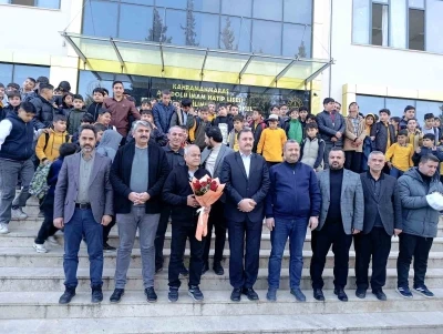 40 yıllık &ouml;ğretmen duygusal t&ouml;renle emekliye uğurlandı
