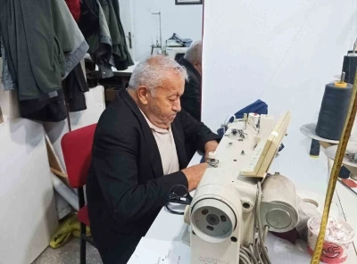 40 yıllık terzi, ilk g&uuml;nk&uuml; heyecanla mesleğini s&uuml;rd&uuml;r&uuml;yor
