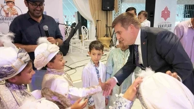 41 &ccedil;ocuğa unutulmaz s&uuml;nnet ş&ouml;leni: Tekne turu yapıp, klasik ara&ccedil;larla şehir turuna &ccedil;ıktılar
