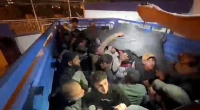 42 göçmen üzeri fileyle kapatılan kamyonet kasasında yakalandı
