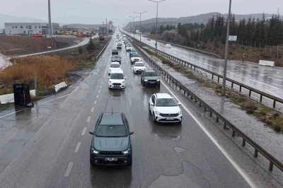 43 ilin ge&ccedil;iş g&uuml;zergahında arife g&uuml;n&uuml; trafik yoğunluğu arttı: Validen s&uuml;r&uuml;c&uuml;lere "kurallara uyun" &ccedil;ağrısı
