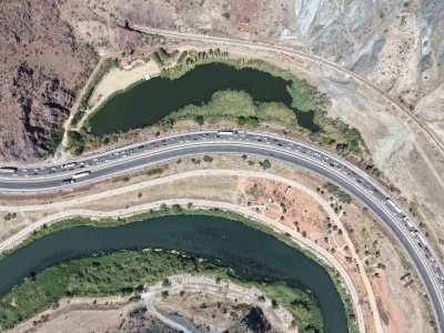 43 ilin geçiş güzergahında trafik durma noktasına geldi: Kilometrelerce araç kuyruğu oluştu
