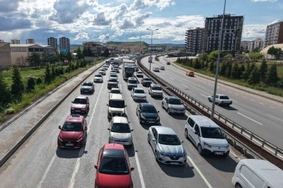 43 ilin ge&ccedil;iş noktasında bayram trafiği havadan g&ouml;r&uuml;nt&uuml;lendi: Ara&ccedil;lar adım adım ilerledi

