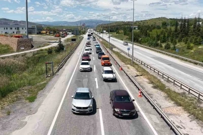 43 ilin ge&ccedil;iş noktasında trafik hareketliliği devam ediyor: Validen s&uuml;r&uuml;c&uuml;lere emniyet kemeri ve hız uyarısı
