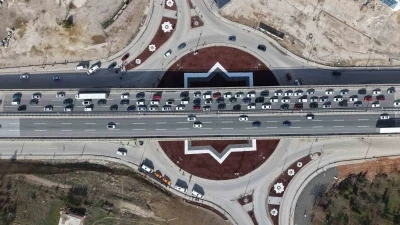 43 ilin ge&ccedil;iş noktasında yoğun trafik: Kilometrelerce ara&ccedil; kuyruğu havadan g&ouml;r&uuml;nt&uuml;lendi

