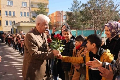 43 yılda y&uuml;zlerce &ouml;ğrenci yetiştirdi, &ccedil;i&ccedil;ek ve alkışlarla emekli oldu