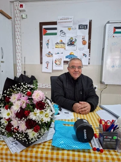 43 yıllık &ouml;ğretmen, &ouml;ğrencilerinin alkışları arasında emekliye ayrıldı
