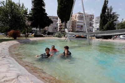 44 derecelik sıcaktan bunalan çocuklar süs havuzunda serinledi
