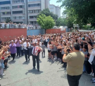 44 Yıllık eğitime adanmış bir hayat: Okul m&uuml;d&uuml;r&uuml; g&ouml;zyaşları arasında emekliye ayrıldı
