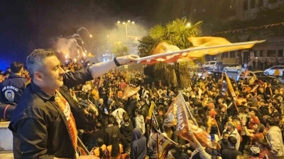 45 g&uuml;nl&uuml;k Sare bebek, Galatasaray&rsquo;ın şampiyonluk kutlamasında

