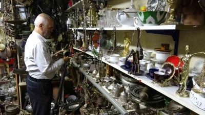 45 yıldır topladığı antika eşyaların sayısını kendisi de bilmiyor
