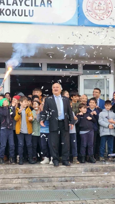 47 yıllık eğitimci alkışlarla mesleğine veda etti
