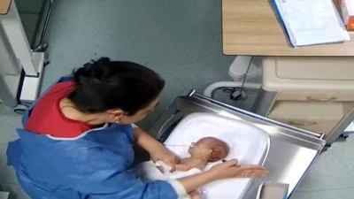 5 g&uuml;nl&uuml;k bebeğe hemşire şiddeti kamerada: Aile ger&ccedil;eği 3 yıl sonra &ouml;ğrendi