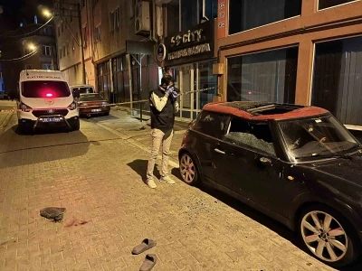 5. kattan düşen genç adamı otomobil kurtardı
