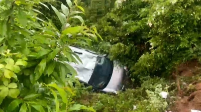 5 metre y&uuml;kseklikten şarampole u&ccedil;an ara&ccedil;taki 3 kişi yaralandı
