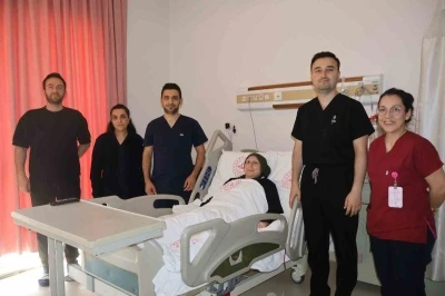 5 saat s&uuml;ren mikro operasyon başarıyla tamamlandı: Kendi dokusuyla hayata tutundu
