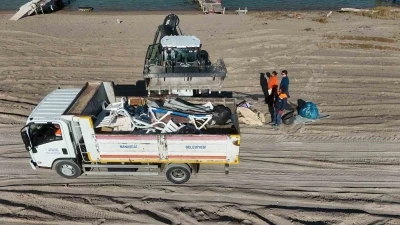 5 saatte sahilden 52 torba &ccedil;&ouml;p topladılar
