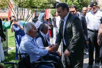 5 ton plastik kapak, 17 tekerlekli sandalyeye d&ouml;n&uuml;şt&uuml;
