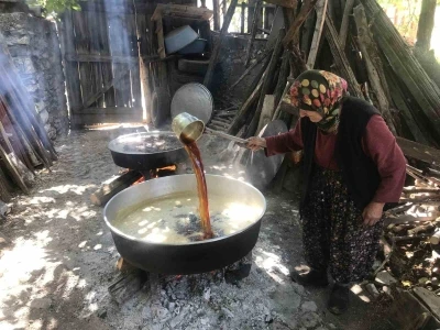 50 kiloluk kazanlarda 1 litre külle kaynatılıyor, kilosu 500 liradan satılıyor
