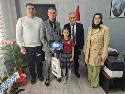 50 metre serbest yüzmede Türkiye rekoru kıran öğrenci ödüllendirildi
