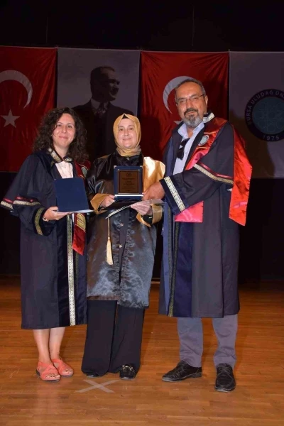 50 yaşındaki 5 çocuklu anne, üniversitede bölüm birincisi oldu
