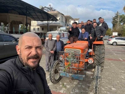 50 yıllık gelenek bozulmadı, trakt&ouml;rle mezarlık ziyareti
