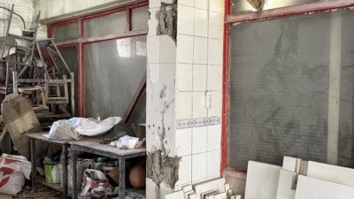 51 kişinin yaşadığı bina tahliye edildi! Vahim iddia: Kolondaki &ccedil;atlaklar g&ouml;r&uuml;nt&uuml;lendi