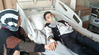 52 g&uuml;nd&uuml;r &ouml;ks&uuml;r&uuml;yor! &Ouml;ğretmeni yardım &ccedil;ağrısı yaptı