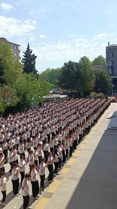 537 &ouml;ğrenciden dev kaşık oyunu koreografisi
