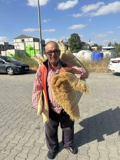56 yıldır yollarda süpürge satarak geçimini sağlıyor
