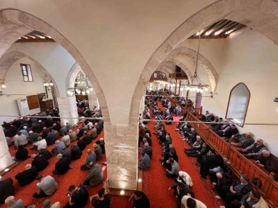 583 yıllık Ulu Cami&rsquo;de cuma namazı

