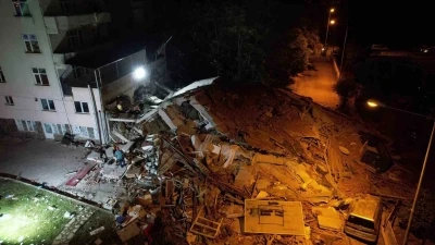 6,1’lik depremde 1 kişinin hayatını kaybettiği enkaz havadan görüntülendi
