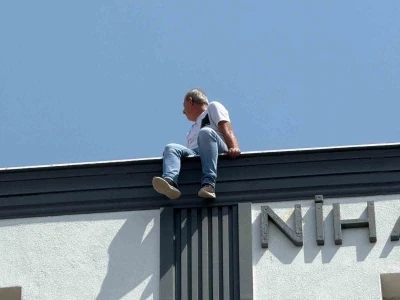 6’ncı kattan atlamak istedi, ailesi ve polisler ikna etti
