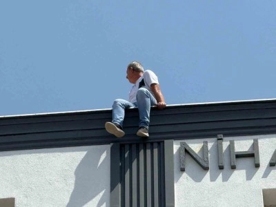 6’ncı kattan atlamak istedi, ailesi ve polisler ikna etti