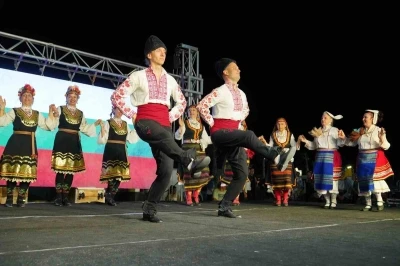 6 &uuml;lkeden 18 halk dansları ekibi, 750 dans&ccedil;ı Ayvalık&rsquo;ta k&uuml;lt&uuml;r k&ouml;pr&uuml;s&uuml; kurdu
