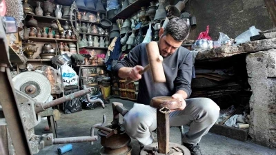 6 yaşında başladığı bakırcılığı neredeyse yarım asırdır s&uuml;rd&uuml;r&uuml;yor
