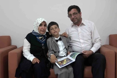 6 yaşındaki otizmli anaokulu &ouml;ğrencisi hayal d&uuml;nyasını hikaye kitabına d&ouml;n&uuml;şt&uuml;rd&uuml;
