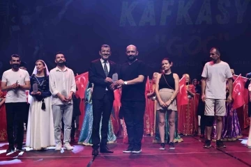 60 halk dans&ccedil;ısı Kafkas g&ouml;&ccedil;&uuml;n&uuml; Denizli&rsquo;de anlattı
