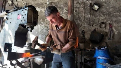 60 yaşındaki usta, 45 yıldır demir dövüyor
