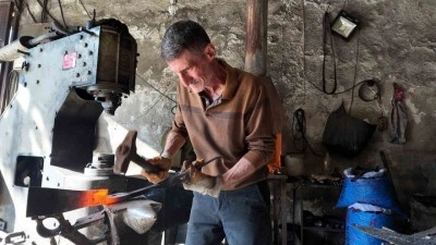 60 yaşındaki usta, 45 yıldır demir dövüyor