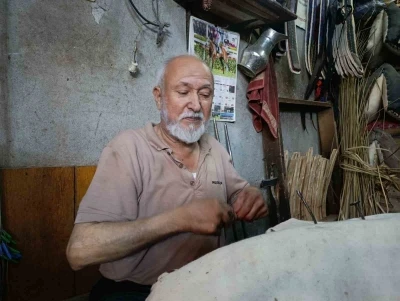 60 yıllık semer ustası, mesleğini yaşatmaya &ccedil;alışıyor
