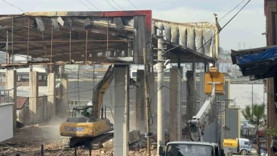 7 kişinin öldüğü parfüm dolum tesisi yıkılıyor
