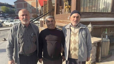 70’lik delikanlı gırtlak kanserini doktorun tavsiyesiyle yendi, yöresel oyunu ile düğün pistine damga vurdu
