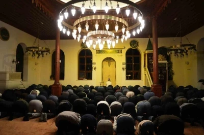 700 yıllık camide ilk teravih namazı kılındı
