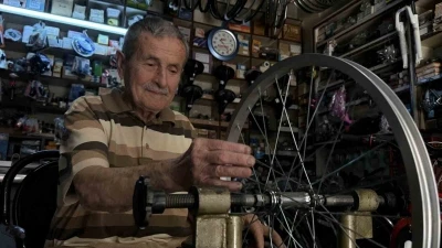 72 yıllık mesleğini, 85 yaşında ilk g&uuml;nk&uuml; heyecanla s&uuml;rd&uuml;r&uuml;yor
