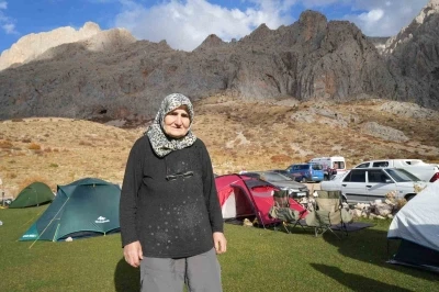 73 yaşındaki dağcı Hatun Okurkan gençlere taş çıkartıyor
