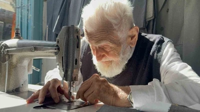 75 yıllık terzi gözlüksüz dikiş yapıyor
