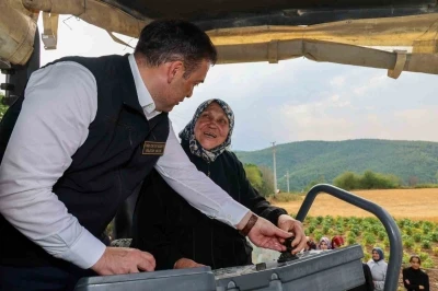 76 yaşında ilk kez vali gördü Fevziye teyzenin heyecanı gülümsetti
