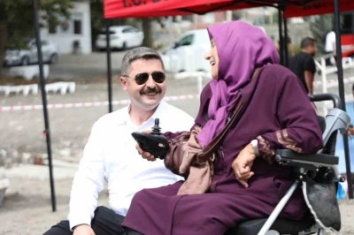 76 yaşındaki bedensel engelli kadın, ömründe ilk kez denizi gördü
