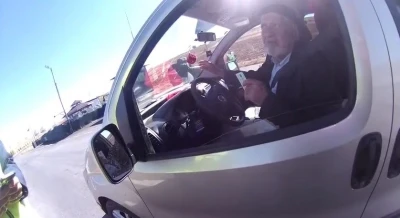 76 yaşındaki Hüseyin dedenin bayrak aşkı yürekleri ısıttı: &quot;Ben bu bayraksız yola çıkmam&quot;
